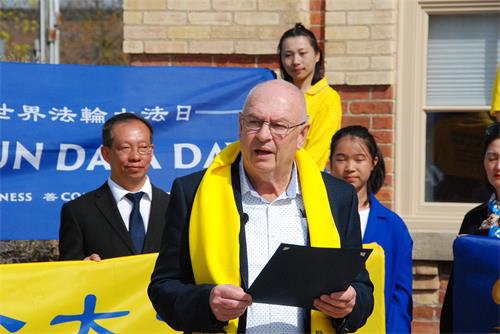 图06：安省橘城（Orangeville）副市长安迪‧麦金托什（Deputy Mayor Andy Macintosh）主持升旗仪式，宣读褒奖函，并宣告5月13日为该市的“法轮大法日”。