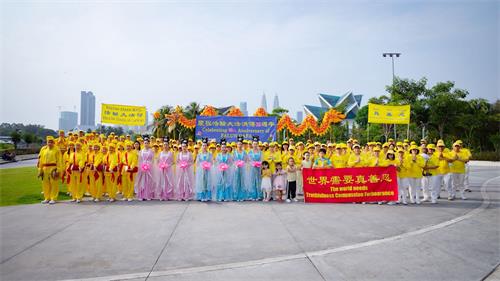 '图1：2022年5月15日，马来西亚部份法轮功学员在首都吉隆坡举办庆祝法轮大法洪传30周年的活动，以向法轮功创始人李洪志先生表达衷心的祝福与感恩，感谢师尊把法轮大法的美好带给本地民众。'