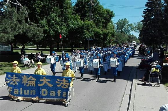 图3~4：多伦多天国乐团参加伯灵顿（Burlington）“音乐之声”游行