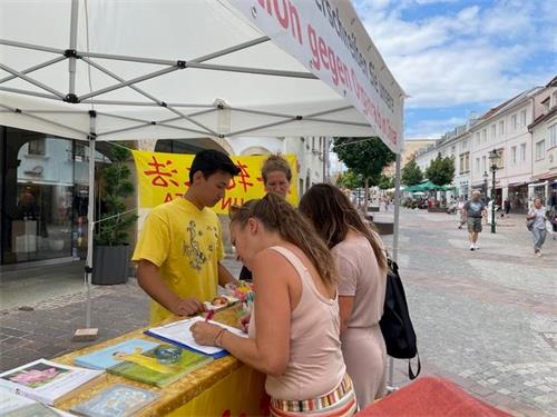 '图Infostand_Eisenstadt_24.06_2、3：六月二十四日，学员们在艾森施塔特（Eisenstadt）举办了信息日。'