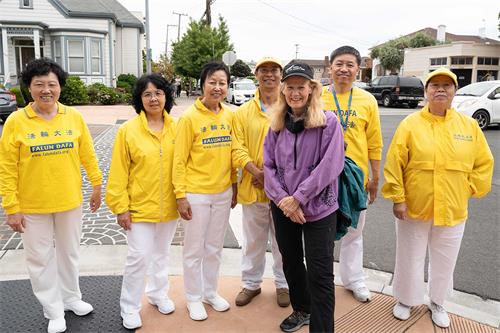 图7：Linda Morine 很高兴在回家的路上遇到法轮功学员