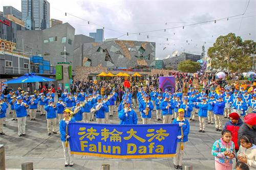 '图1：二零二二年七月九日，墨尔本部份法轮功学员在市中心联邦广场举行“七二零反迫害集会。图为天国乐团在演奏。'