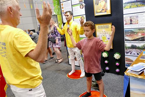 图6：6：卡奥（Caio）跟着法轮功学员学炼了第二套功法。