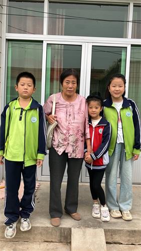 '图:金月的婆婆和三个孩子。'