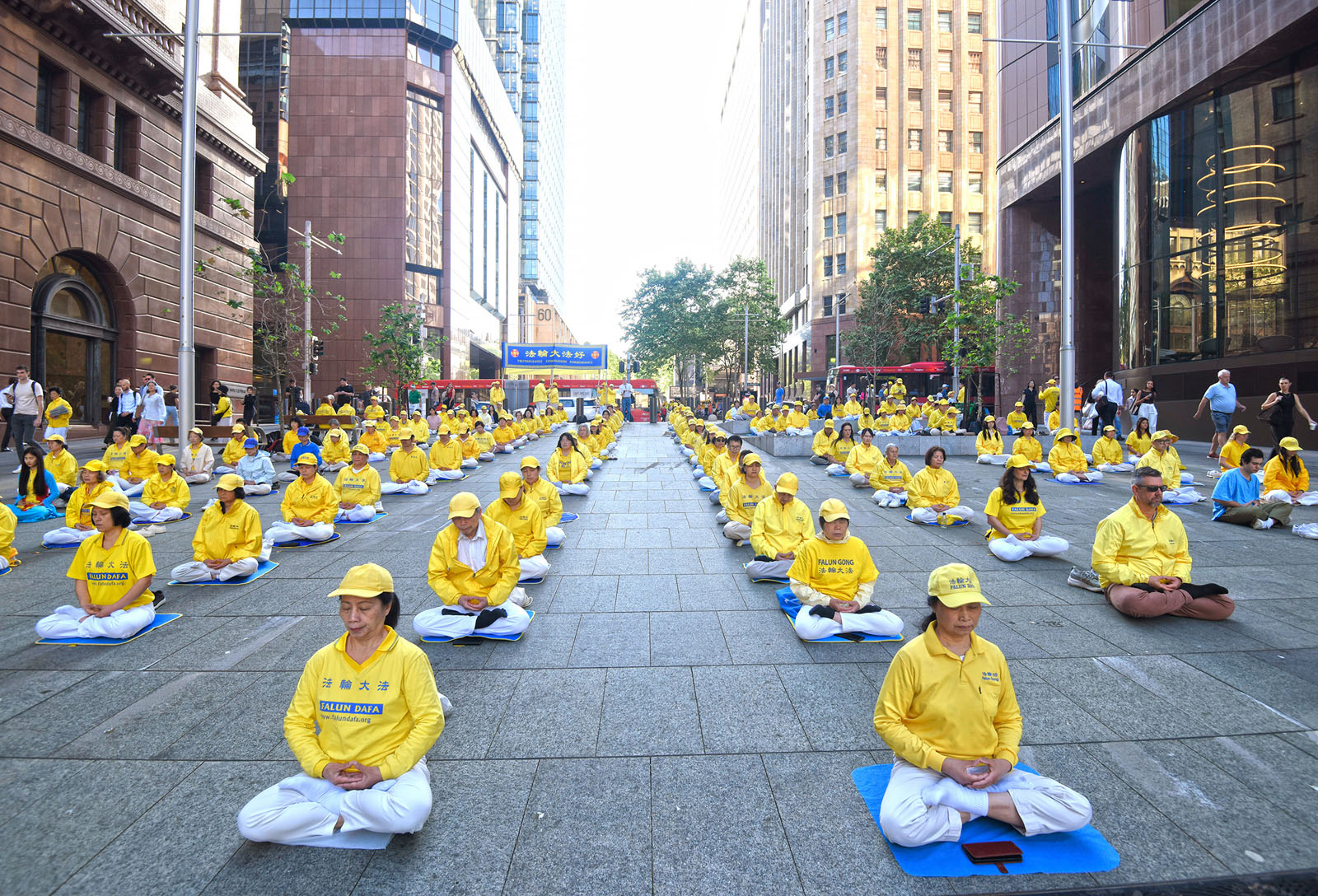 图1~10:二零二五年十月十日上午,来自全澳各地的法轮功学员在悉尼市中心的马丁广场集体晨炼,展示法轮大法的五套功法。