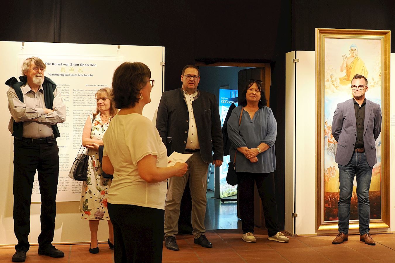 '图5:二零二五年九月十九日在德国多瑙沃特的军械馆举办“真善忍美展”的开幕酒会上文化事务专员致辞。'