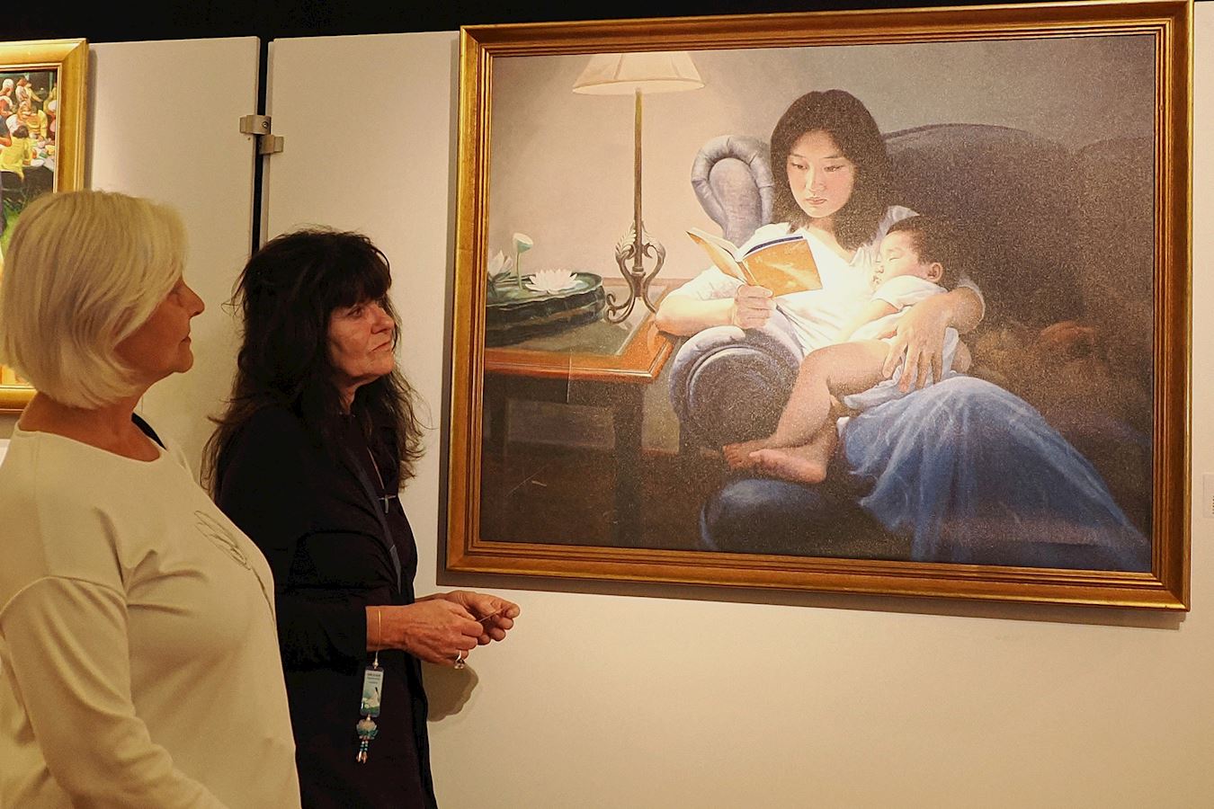 '图8~10:不少民众对展品表现出极大兴趣,神情专注参观了作品,深受震撼。'