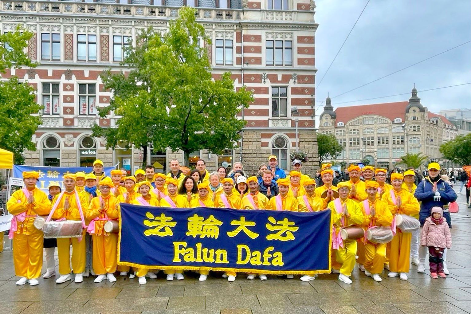 图1:二零二五年中秋节前夕,德国部份法轮功学员在埃尔福特恭祝师父中秋快乐。