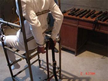 '酷刑演示：铁椅子'